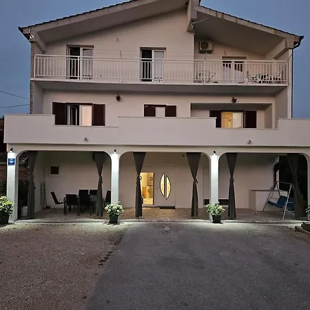 Apartman Dika Tatil Evi Poljica (Makarska)